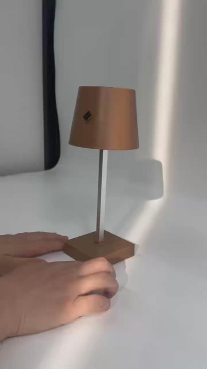 Lámpara de mesa táctil LED regulable y minimalista